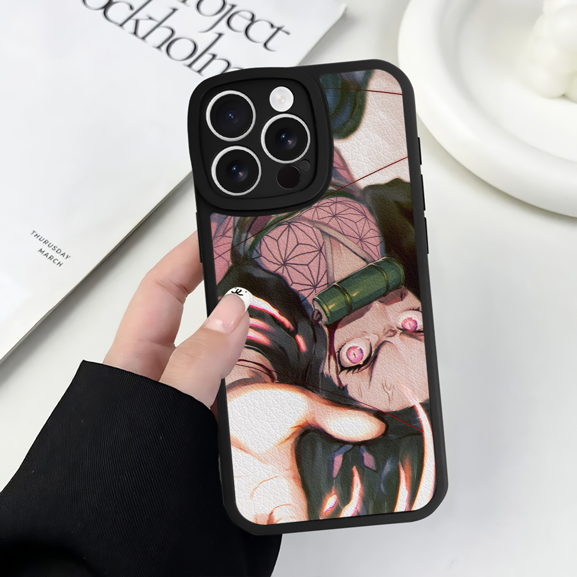（画像用） 鬼滅の刃（きめつのやいば）竈門 禰󠄀豆子／かまど ねずこ Kamado Nezuko 【iPhone 16シリーズ対応】シリコンスマホケース（レザー調） 材質：シリコン
